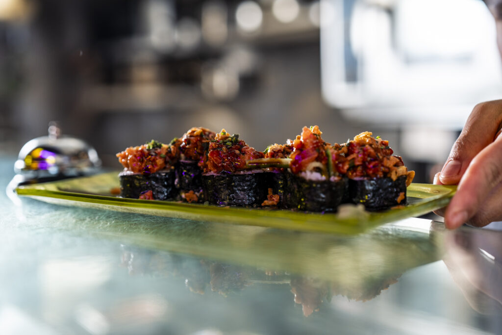 Futomaki vegetal con tartar de tomate y salsa teriyaki en Desoriente.