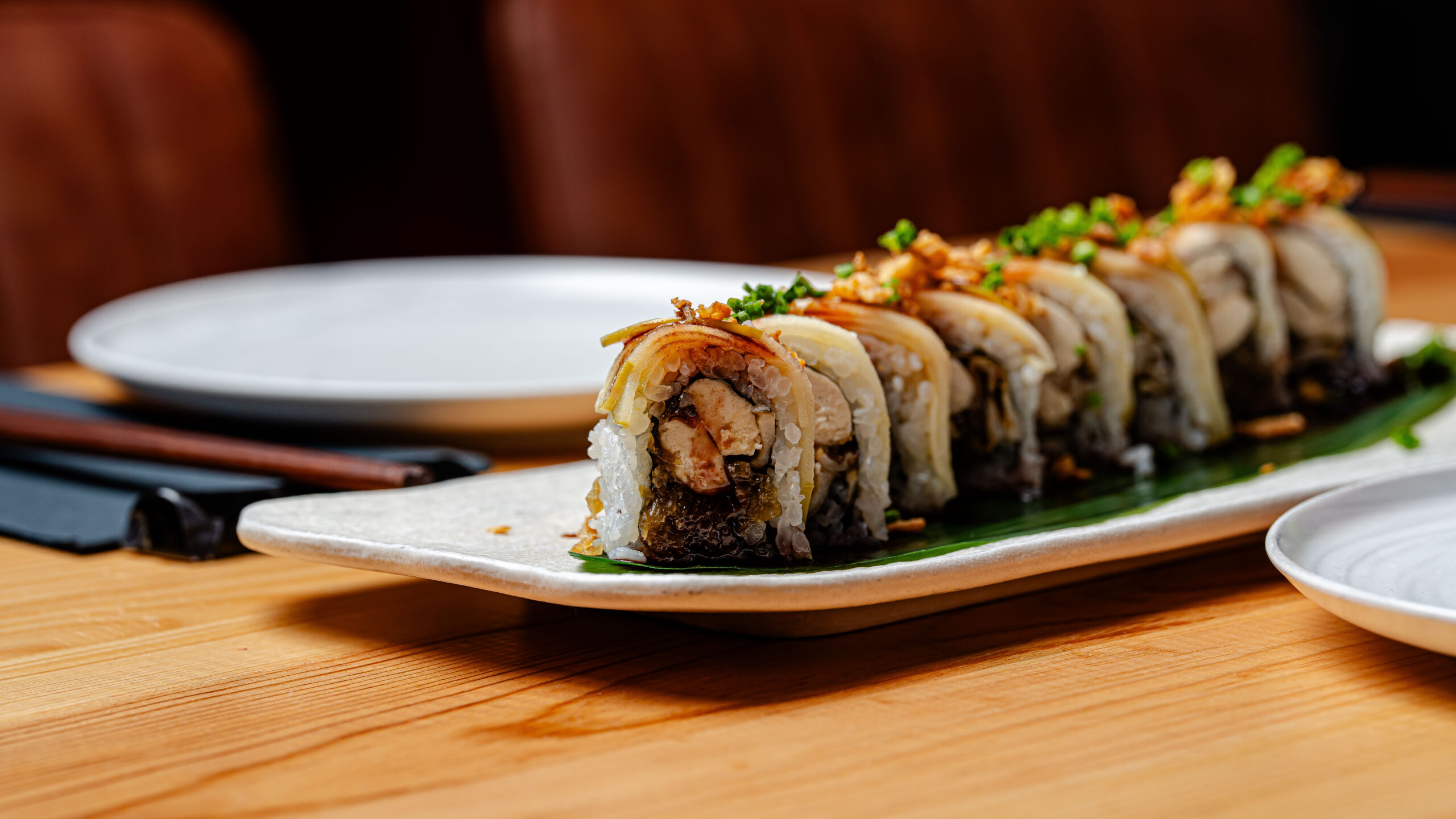 Uramaki vegetal elaborado con ingredientes de cocina asiática en Desoriente.