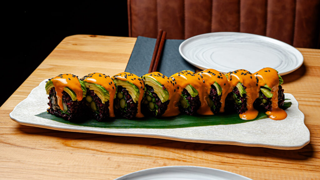 Uramaki vegetal de arroz negro con aguacate y mayonesa ahumada en Desoriente.