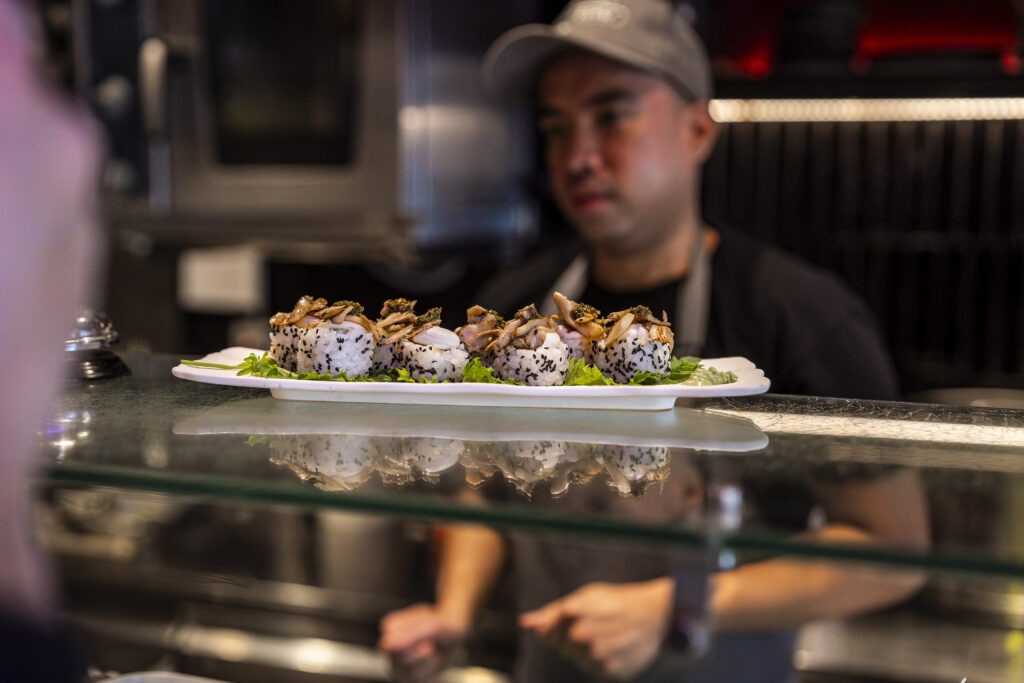 Uramaki de boniato y maitake salteado al wok con sabor umami en Desoriente.