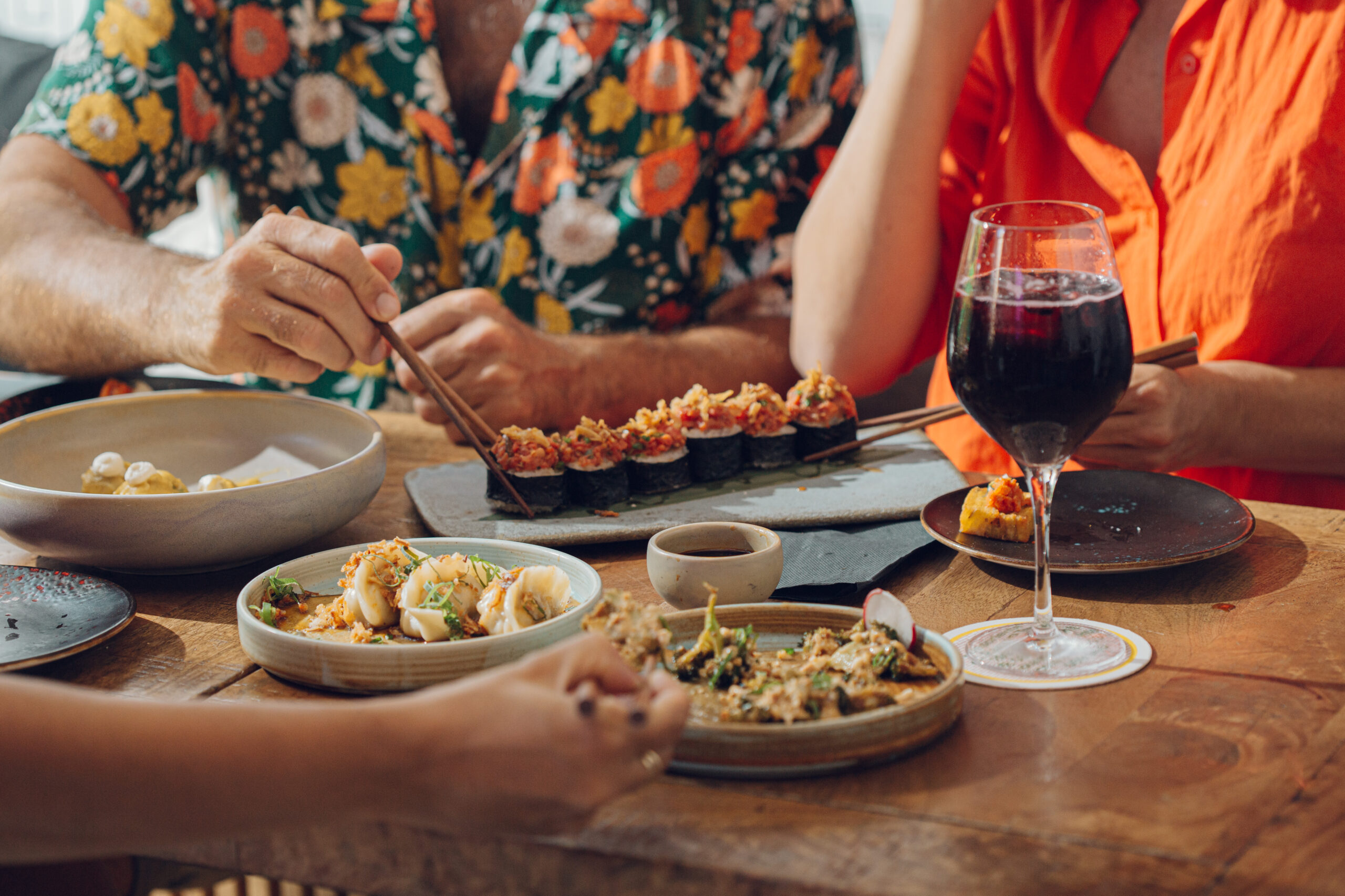 Mesa con platos de cocina asiática vegana en Desoriente Barcelona