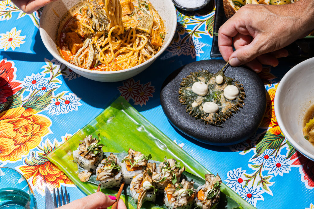 Grupo compartiendo platos de cocina asiática en Desoriente Barcelona