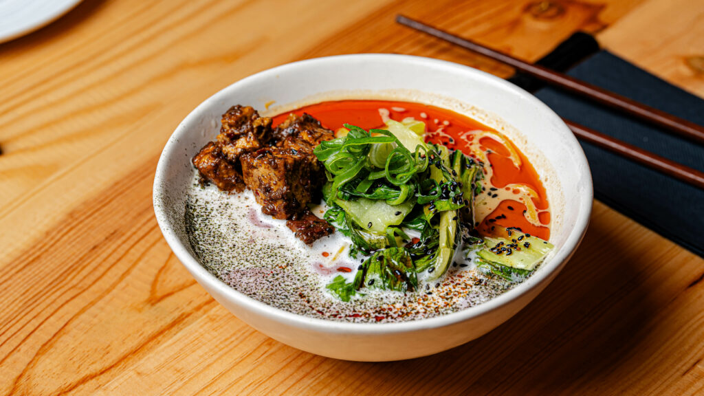 Ramen vegano servido en Desoriente Barcelona.