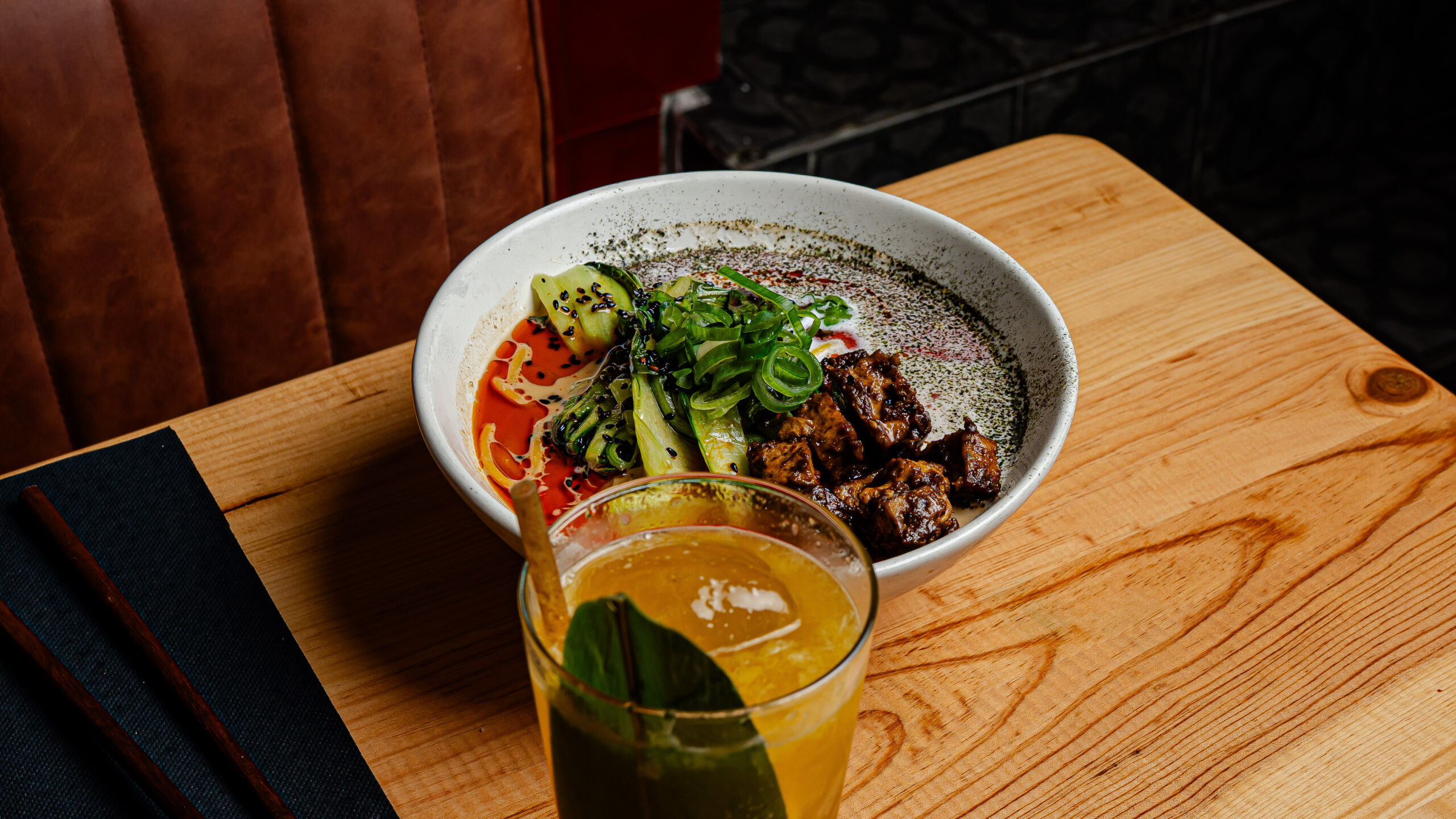 Ramen vegano con base cremosa y noodles caseros en Desoriente