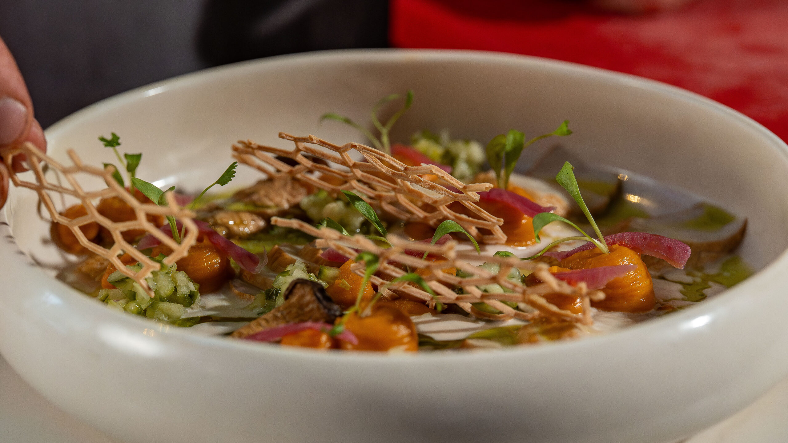 Plato de cocina asiática vegana con verduras, salsas y condimentos en Desoriente Barcelona